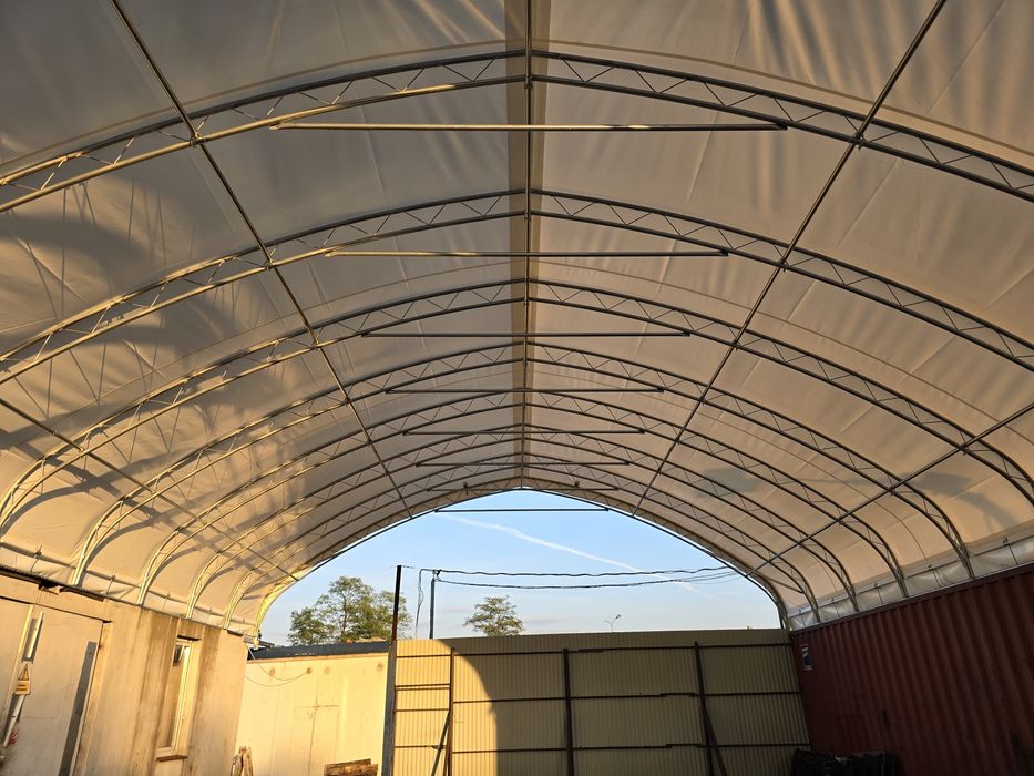 Zadaszenie kontenerów morskich.