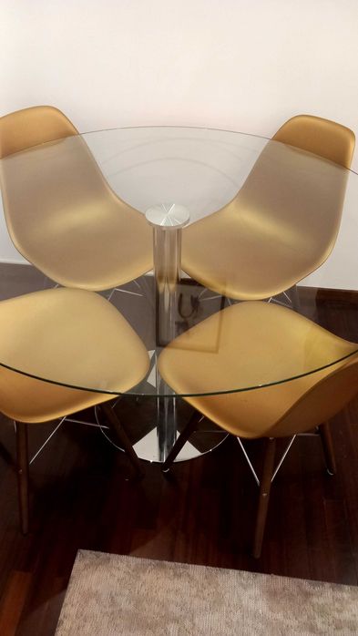 Vendo mesa de sala e 4 cadeiras douradas