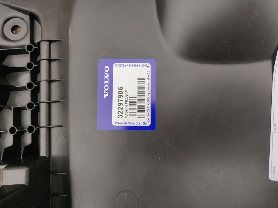 В наявності правий під капотний пластик Volvo C40 XC40 EX40 Recharge: 4 ...