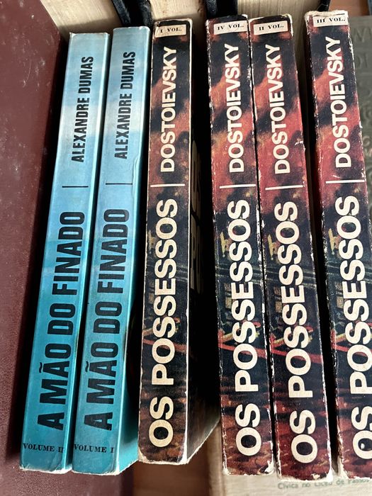 Conjunto de vários livros em bom estado