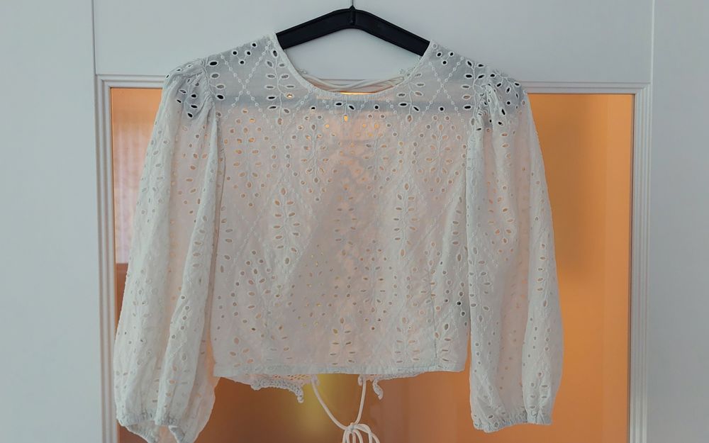 Bershka r.XS biała haftowana bluzka krótka