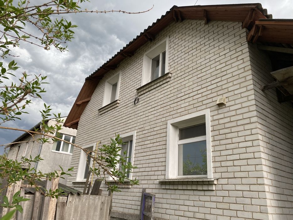 Добротний цегляний будинок 120 м² з підвалом, гаражем та газом на 12 сотках. Слобода