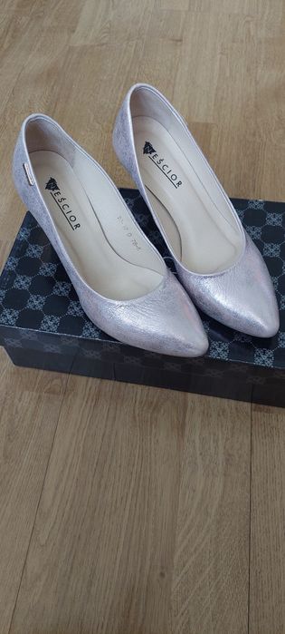 Buty na obcasie złoty róż. R.36 skóra