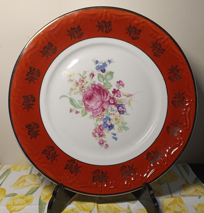 Piękny porcelanowy talerz do powieszenia.