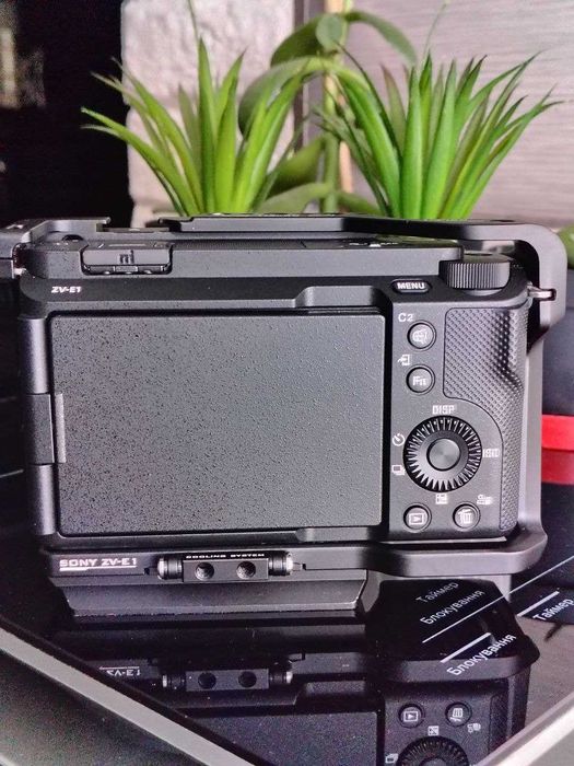 Продам кінокамеру SONY ZV-E1 з фірмовою кліткою