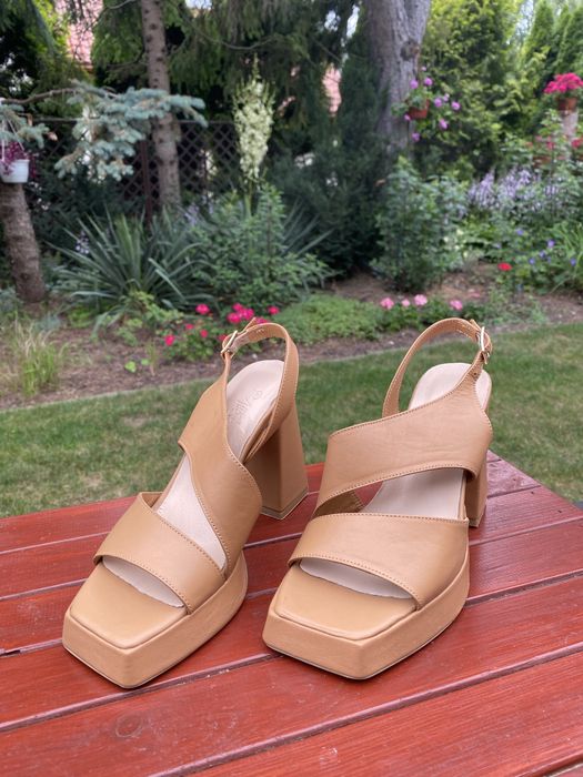 Sandały skórzane beżowe na platformie rozm. 35, obcas 10,5 cm