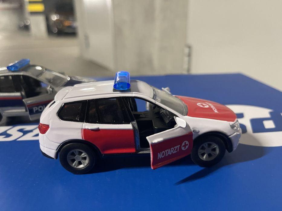 Policja, karetka, śeiatła, dźwięki