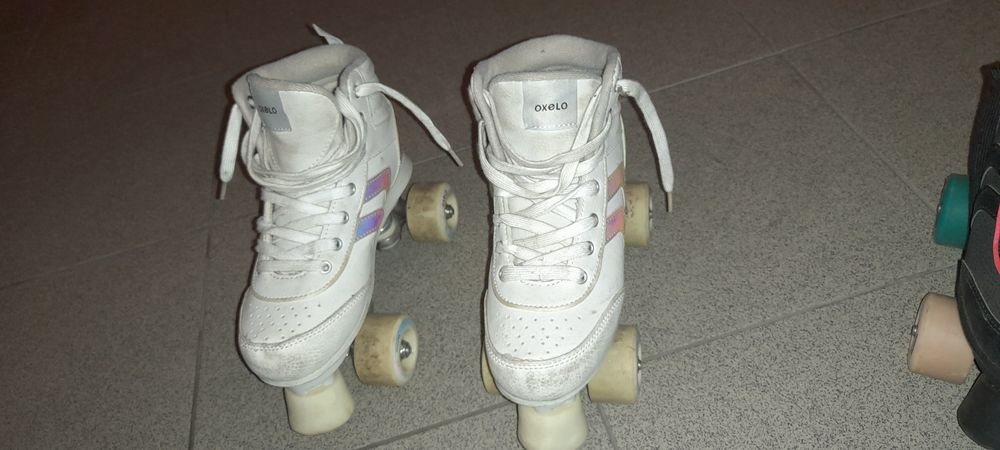 Patins tamanho os brancos 36 e os pretos 32