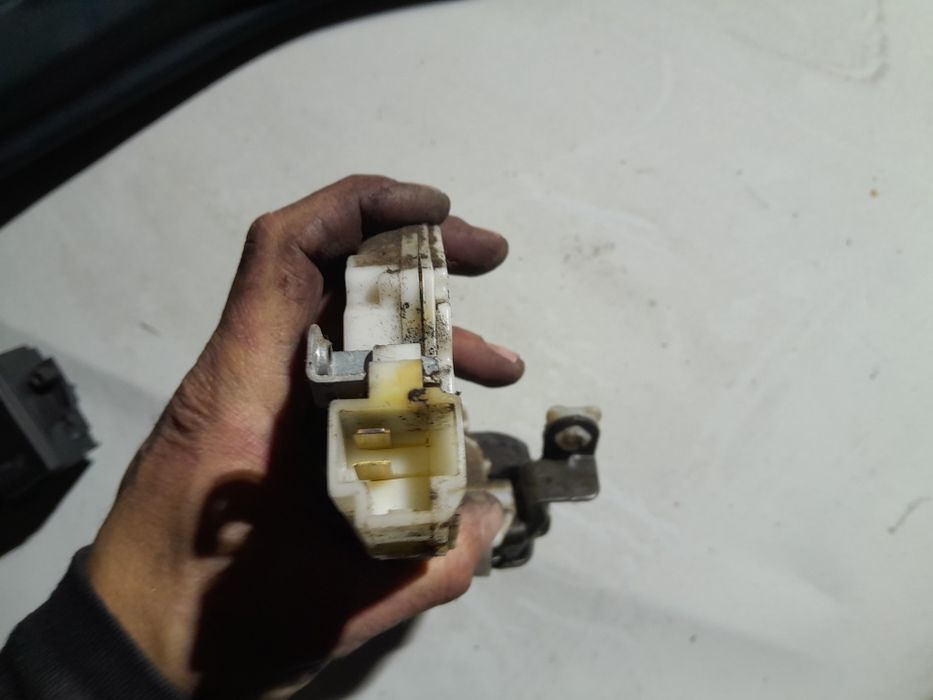 Fechadura tras esq nissan almera n15