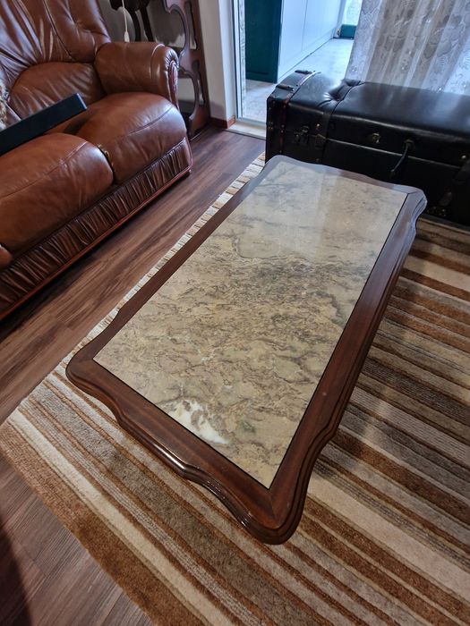 Mesa de Centro com Tampo em Mármore e Estrutura em Madeira