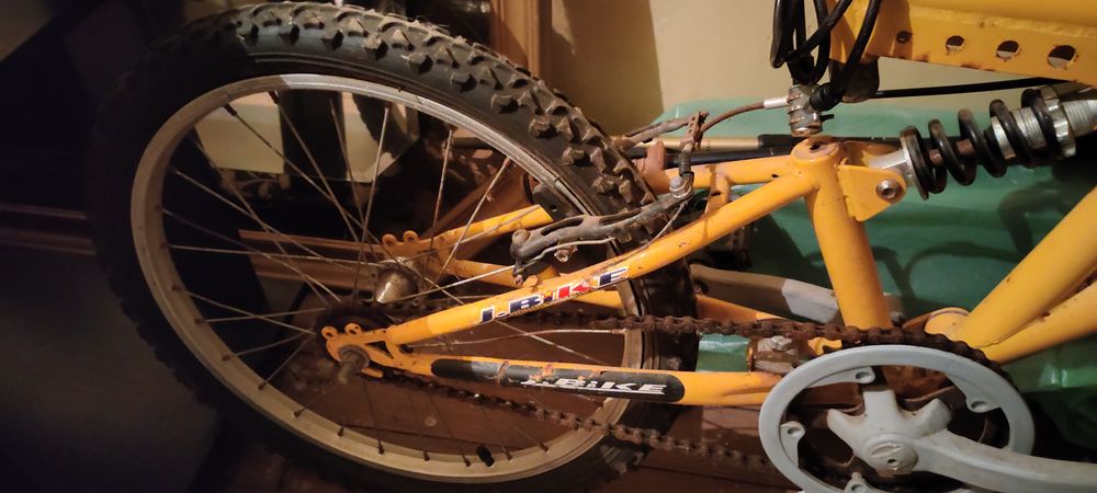 Bicicleta criança em bom estado, roda com diâmetro 50 cm.