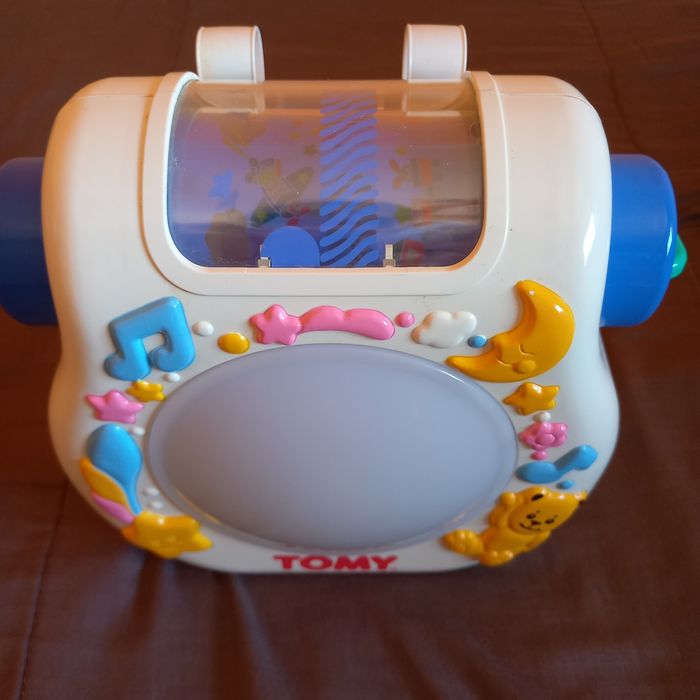 Brinquedo musical com projetor de imagem para bebé