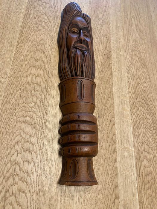 Płaskorzeźba drewniana – twarz pochodnia