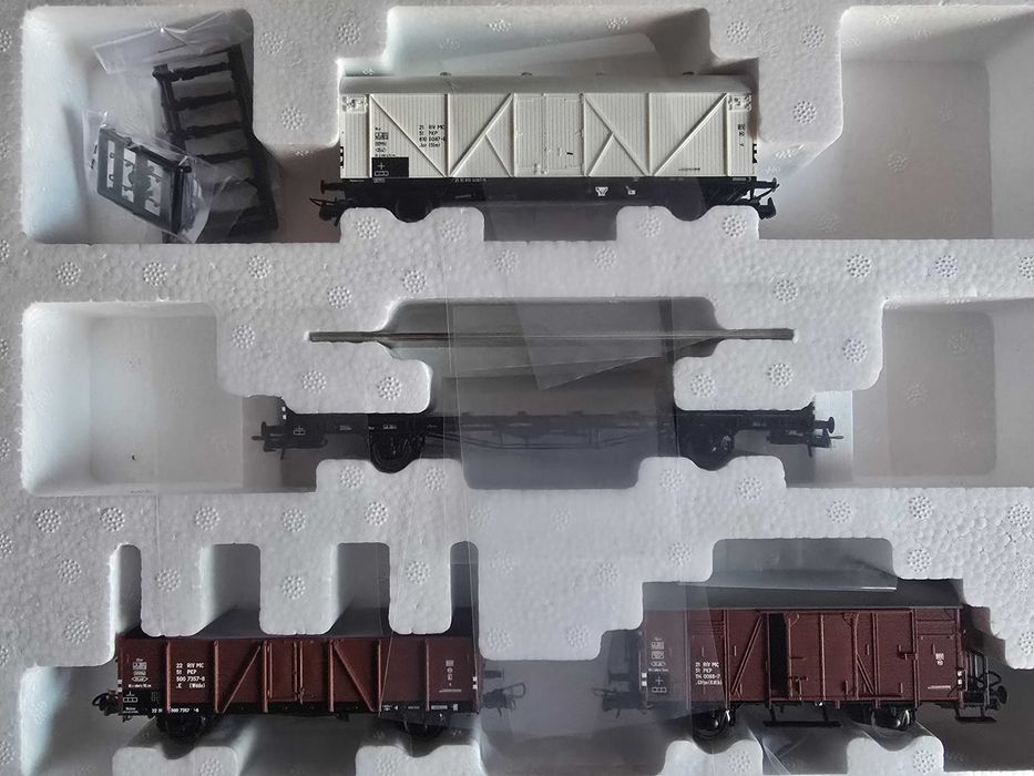 Zestaw 4 nowych wagonów towarowych PKP Roco
