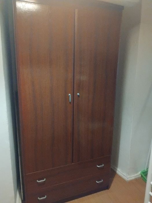 Roupeiro de duas portas e 2 gavetas