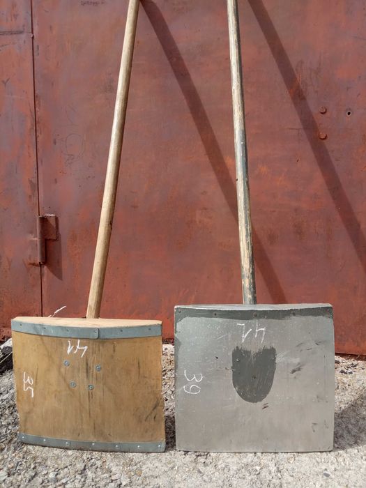 Лопата для уборки снега /деревянная/