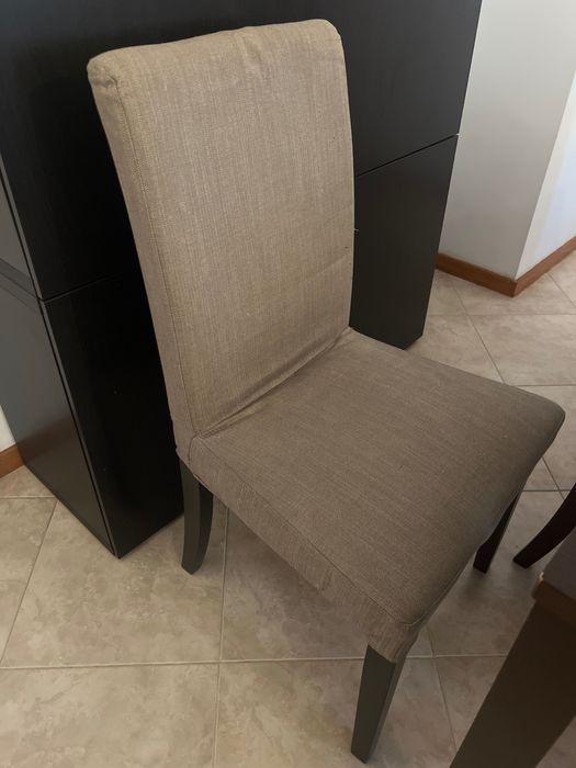 Mesa extensiva  c/ 6 cadeiras