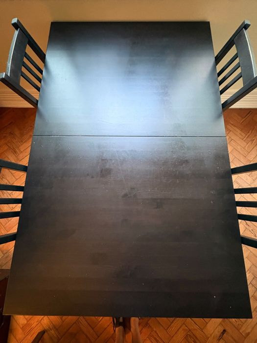 Mesa de jantar com cadeiras