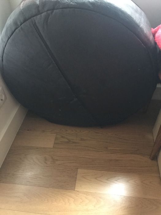 Puff castanho redondo em pele