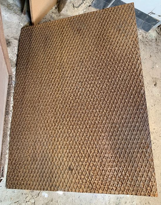 Placa de ferro com relevo