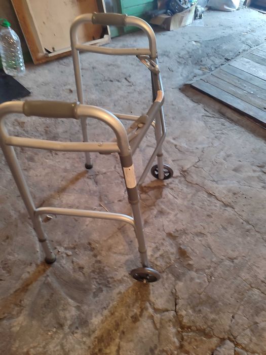 Ходунки для пожилых с колесами