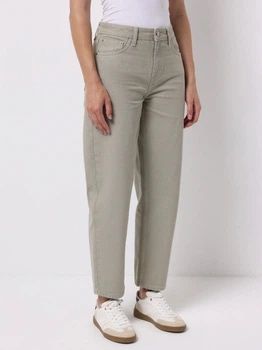 Бежеві джинси.