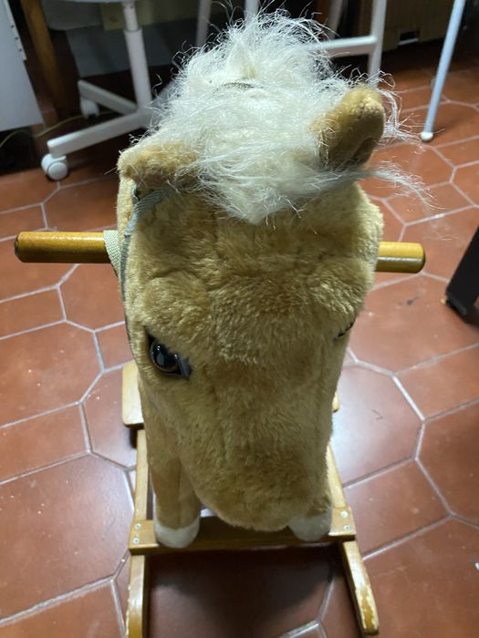 Cavalo de criança com baloiço