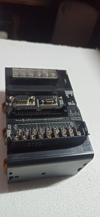 Autómato PLC OMRON CJ1-cpu 21 com fonte de alimentação e carta de entradas