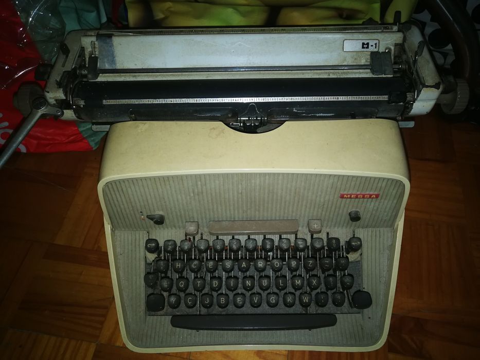 Máquina de escrever Vintage Messa