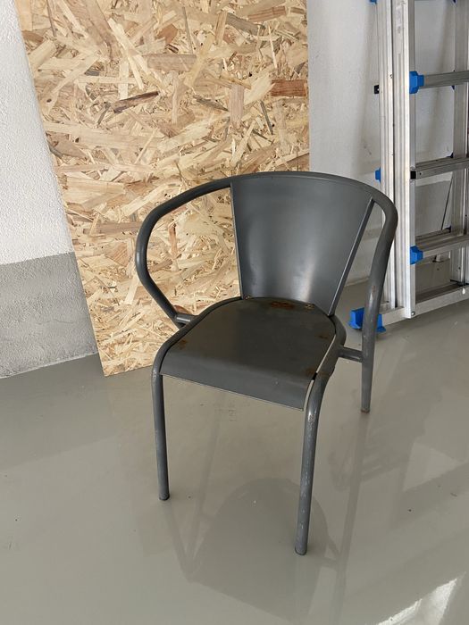 Quatro cadeiras de esplanada (ADICO) e uma mesa