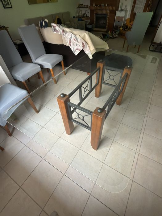Mesa com tampo de vidro