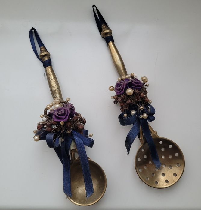 Dwie mosiężne ozdobne łyżki antyk