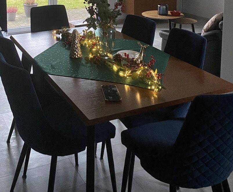 Stół rozkładany + 6 welurowych krzeseł.