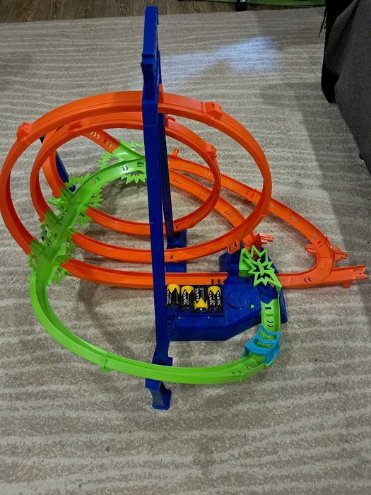 Трек hot wheels на батарейках