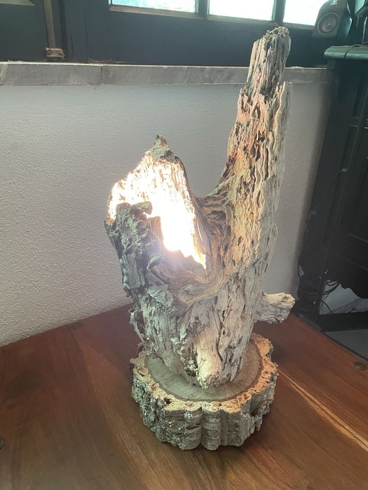 Candeeiro rústico artesanal, ideal para decoração.