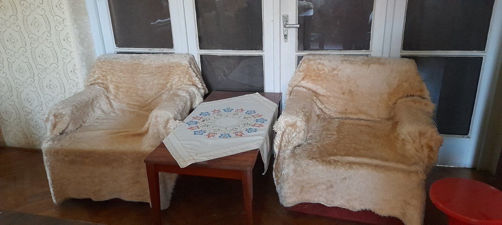 Углова м’яка частина з 2 кріслами та столиком