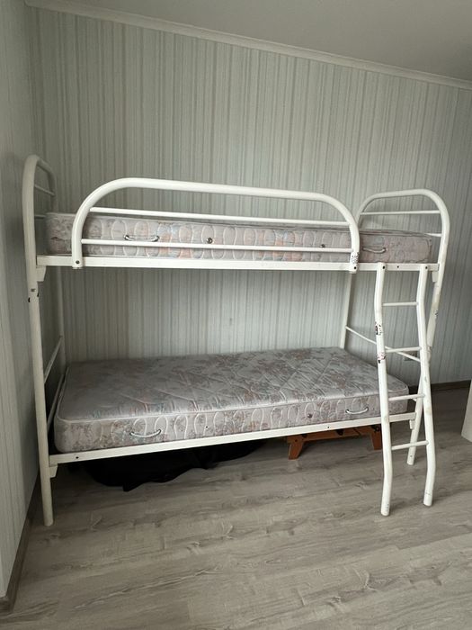 Двухъярусная детская кровать с матрасами