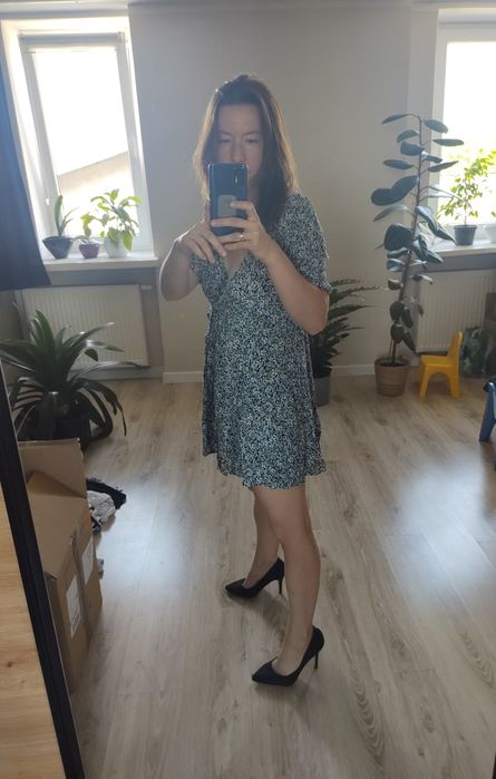 Króciutka sukienka w drobne kwiatki