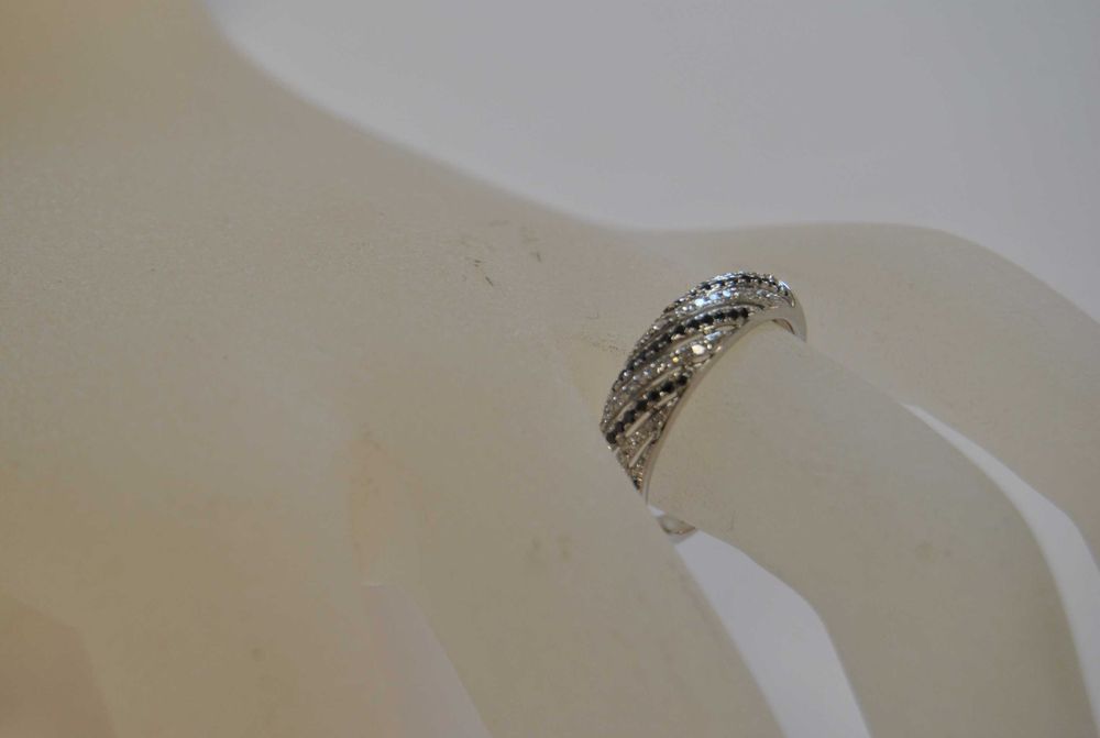 Pierścionek Apart białe złoto z diamentami biało czarnymi