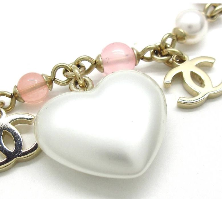 Літній браслет з перлинками та декором в золотому кольорі