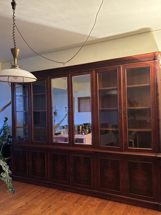 Vitrine em Madeira Maciça - Ótimo Estado