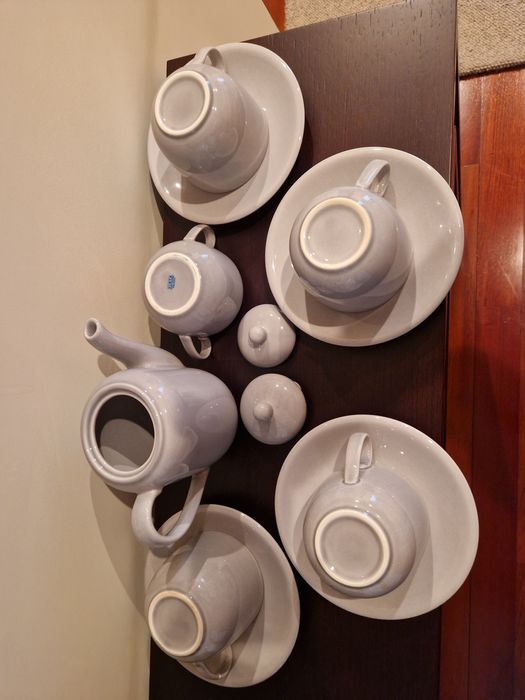 Serviço de chá "Vista Alegre" - 4 chávenas e pires, bule e açucareiro