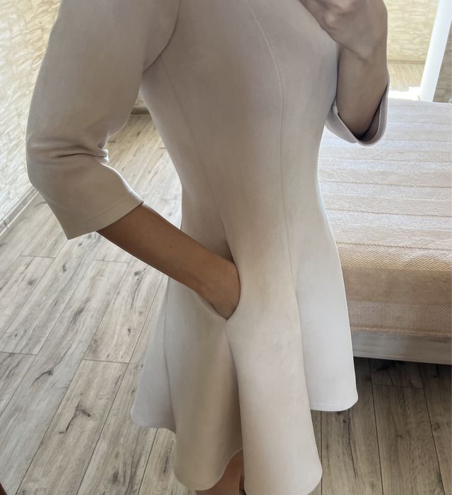 Коротка світла бежева замшева святкова міні сукня плаття