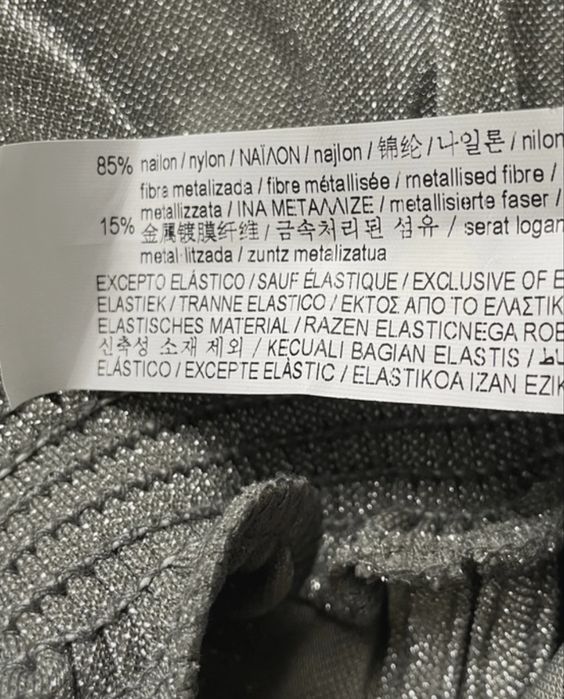 Błyszcząca srebna bluzeczka z bufiastymi rękawami.Dekolt V
