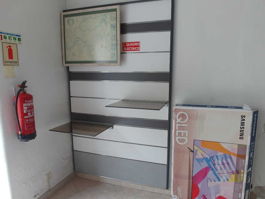 Expositor de Parede com prateleiras e base