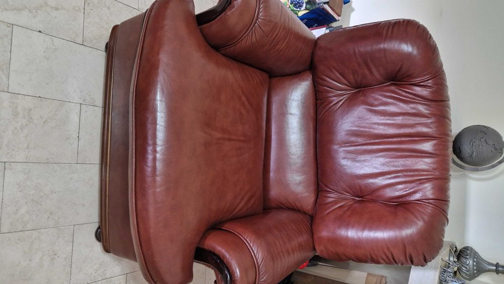 Conjunto de Sofá de 3 Lugares + 2 Individuais em Pele