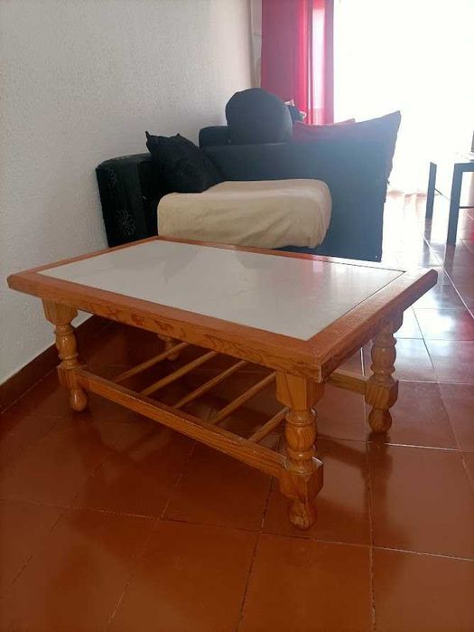 Mesa de centro em madeira com tampo em mármore