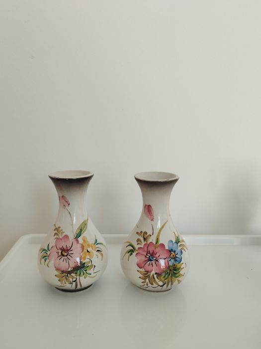 Pequenos vasos de cerâmica e/ou porcelana, pintados a mão