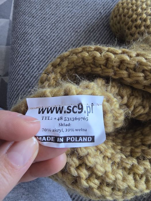 Musztardowy, gruby sweter.