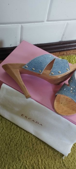 Klapki na wysokim obcasie marki Escada